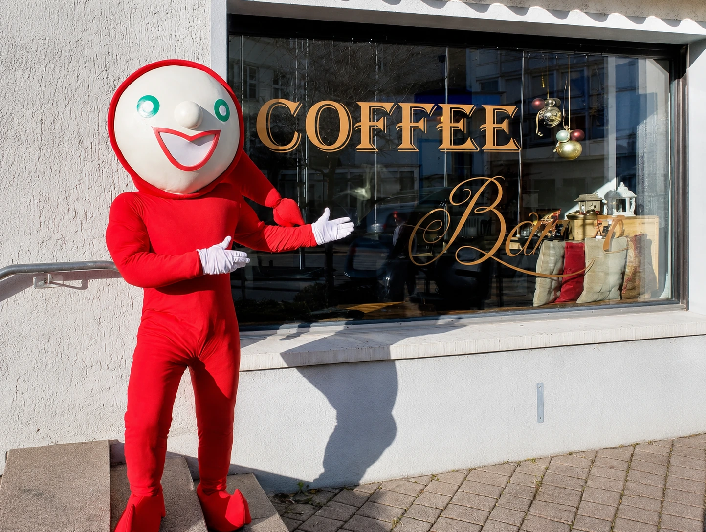 Coffee Bar 7 vor dem Schaufenster in Thayngen