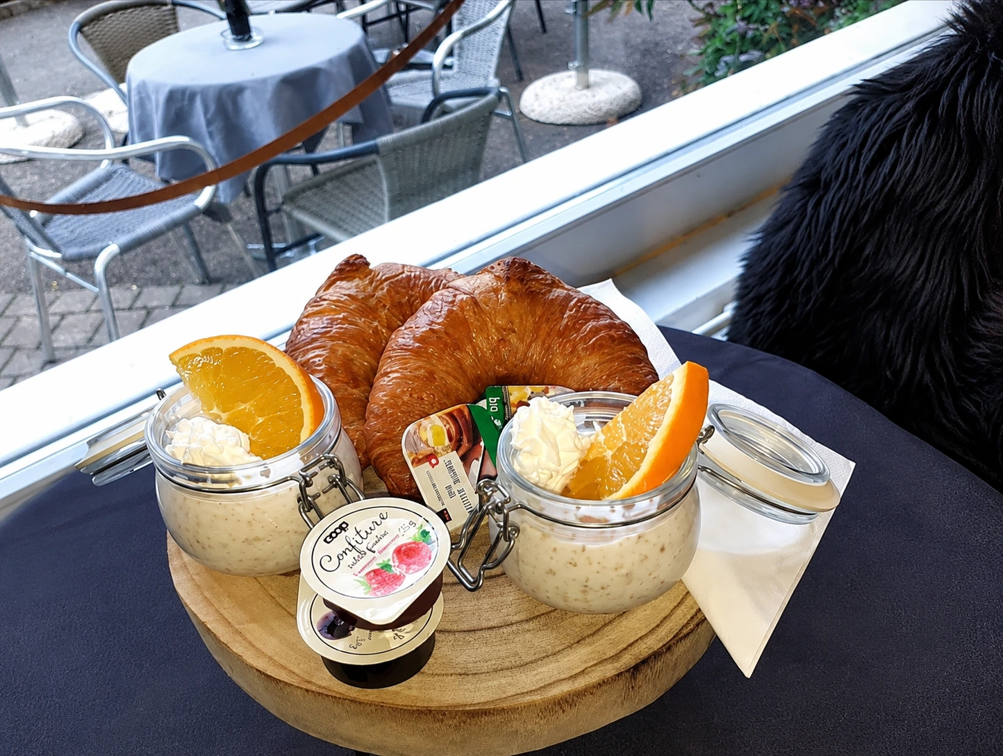 Frühstück mit Croissants und kleinen Gläsern