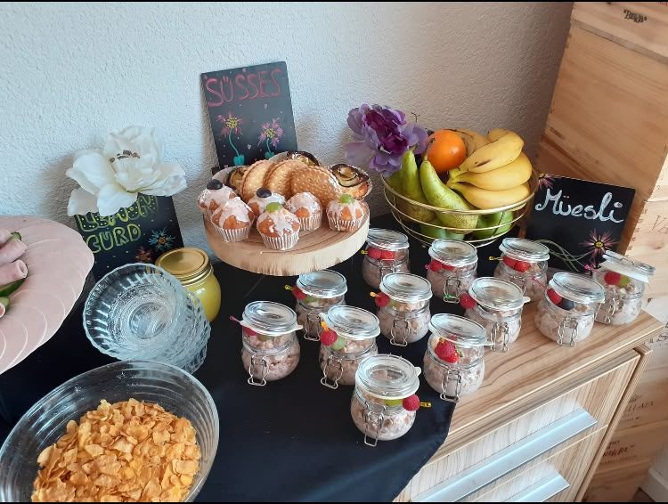 Frühstücksbuffet mit Müesli, Früchten und Gebäck