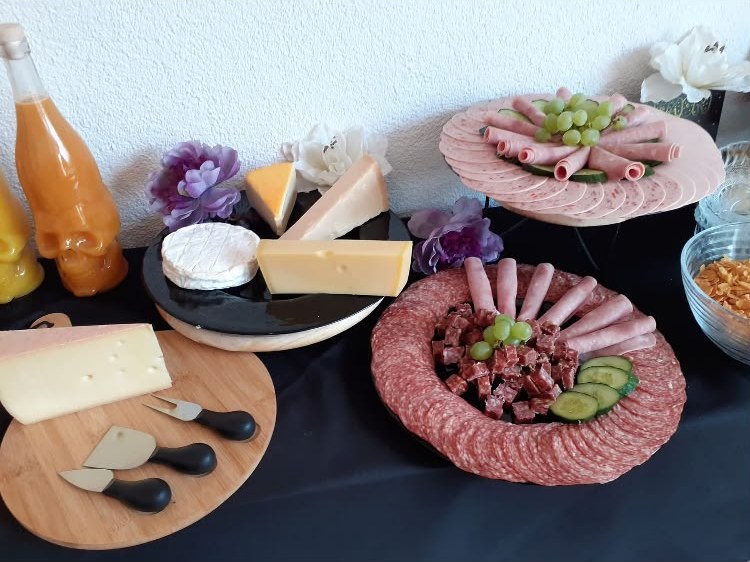 Auswahl mit Käse, Salami, Schinken und Trauben