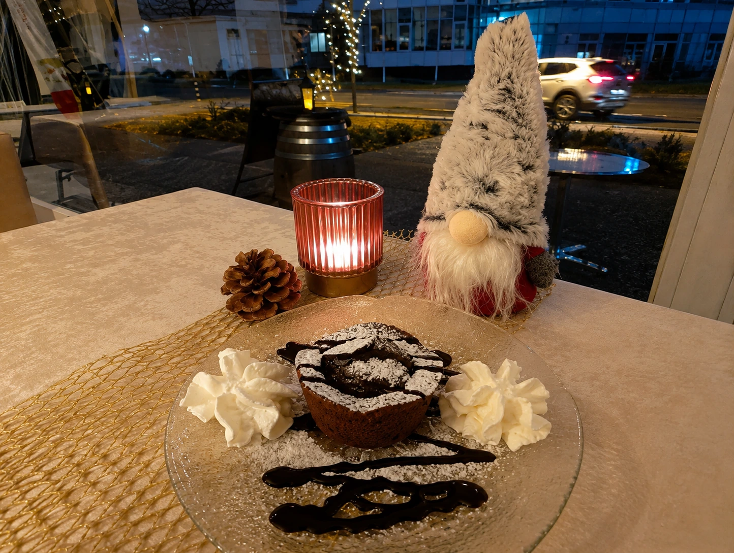 Schokoladendessert mit Rahm und weihnachtlicher Dekoration