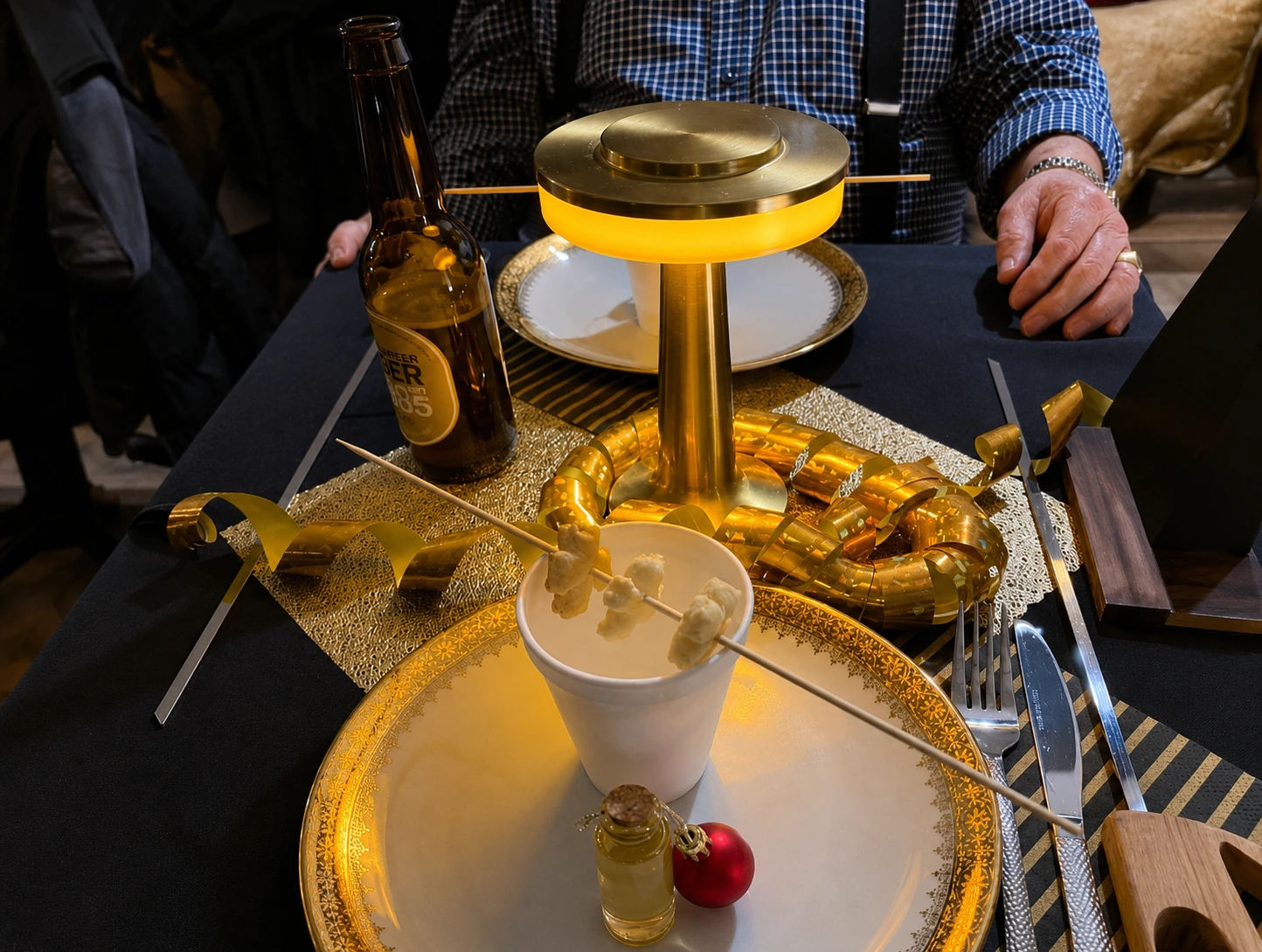 Gemütlicher Tisch mit Getränk und besonderem Genussmoment