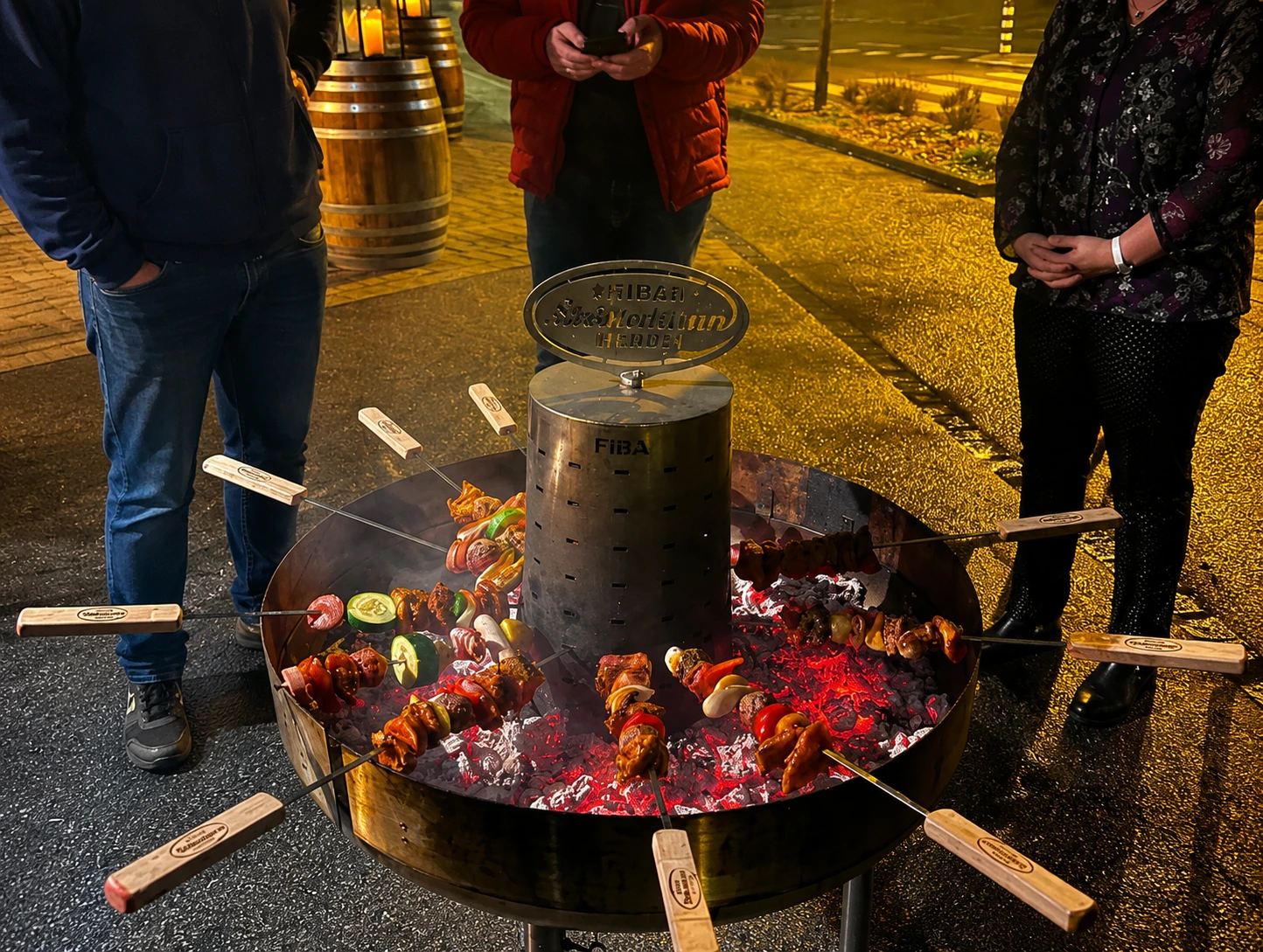 Grillabend mit Spiessen an einer grossen Feuerstelle