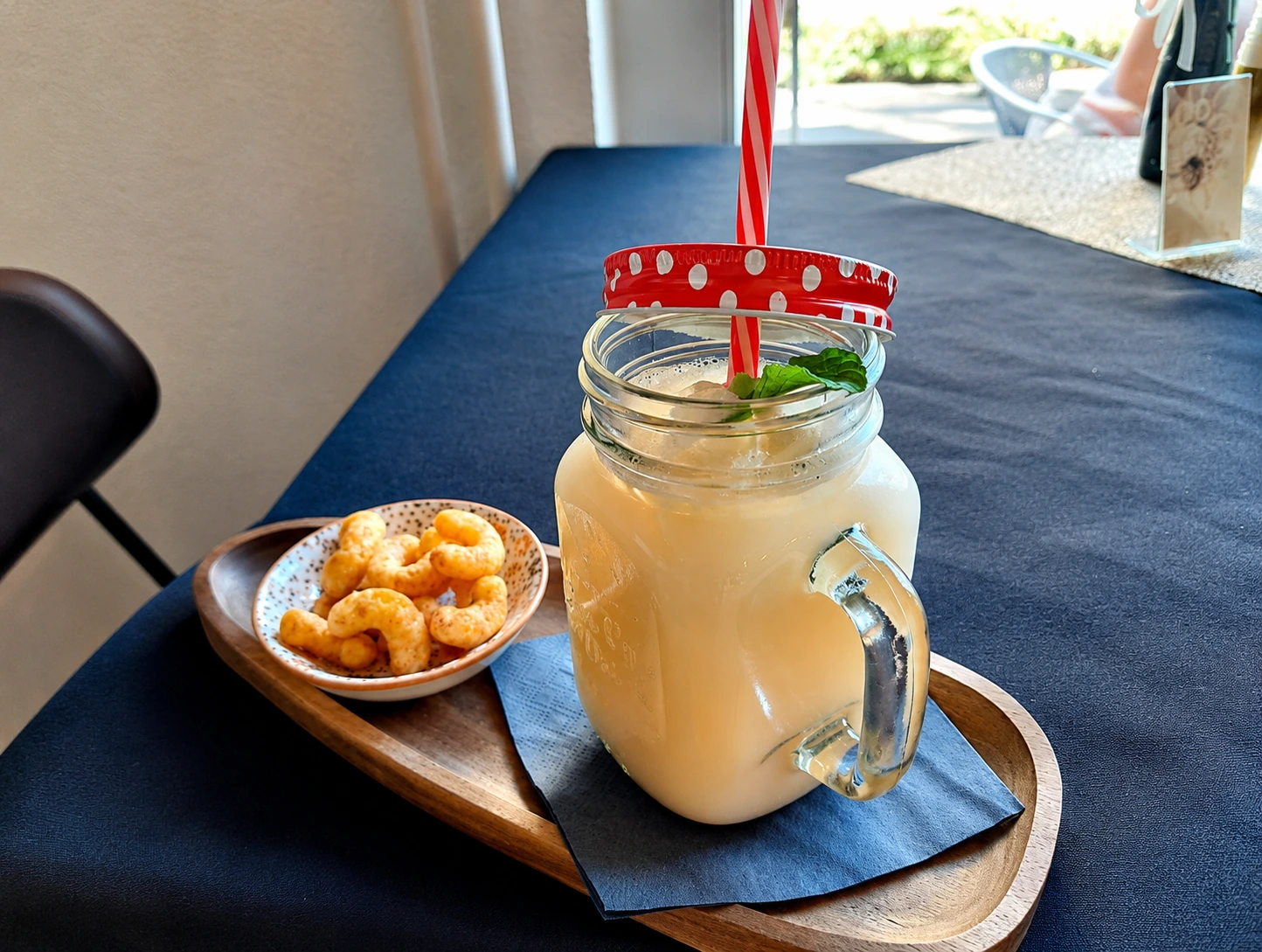 Hausgemachte Limonade im Mason-Jar mit Minze und kleinem Snack