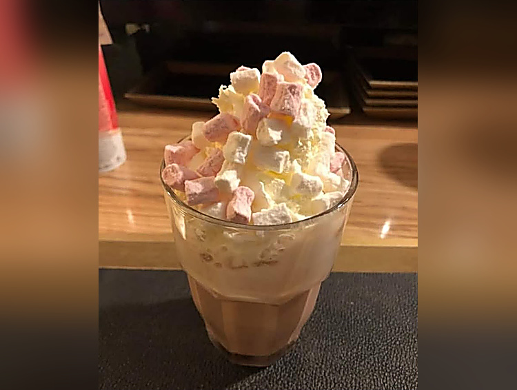 Getränk mit Rahm und Marshmallows